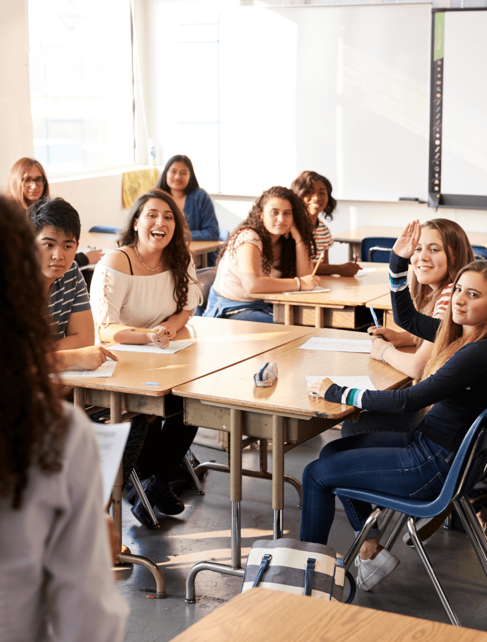 Enseignants et élèves en discussion